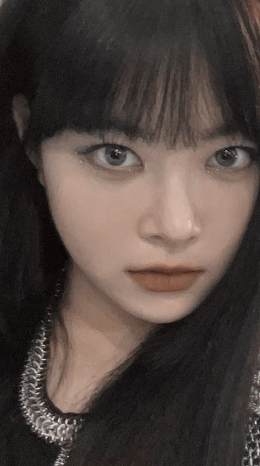 Eunchae Gaze Photo 1