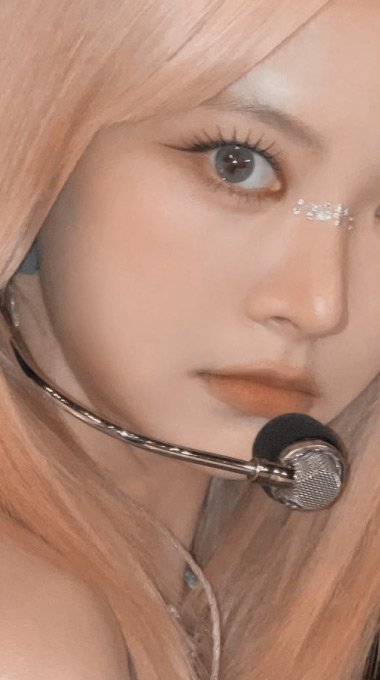 Eunchae Gaze Photo 2