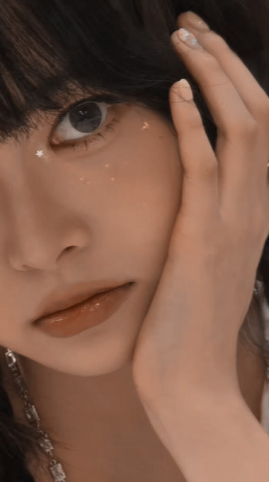 Eunchae Gaze Photo 6